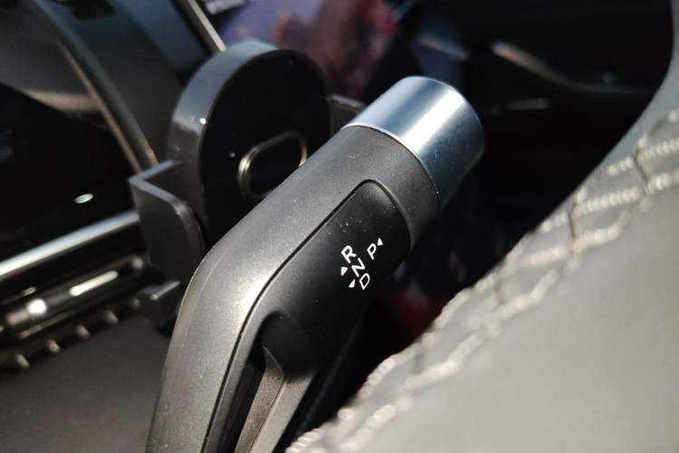 Used Geely Galaxy L6 2024 125km PLUS Dragon Edition Gear Lever