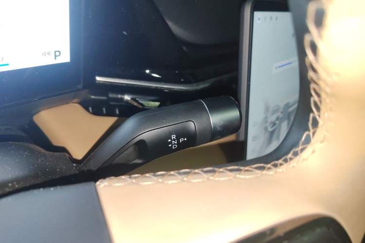 Used Geely Galaxy L6 2024 125km PLUS Dragon Edition Gear Lever