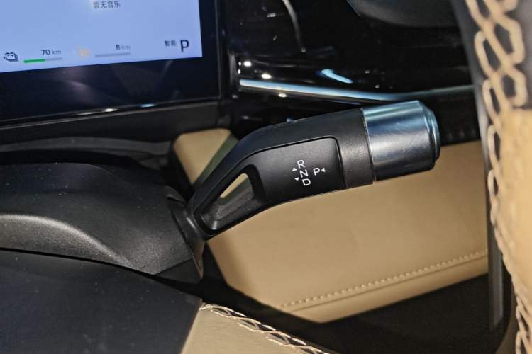 Used Geely Galaxy L6 2024 125km PLUS Dragon Edition Gear Lever
