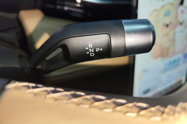 Used Geely Galaxy L6 2024 125km PLUS Dragon Edition Gear Lever