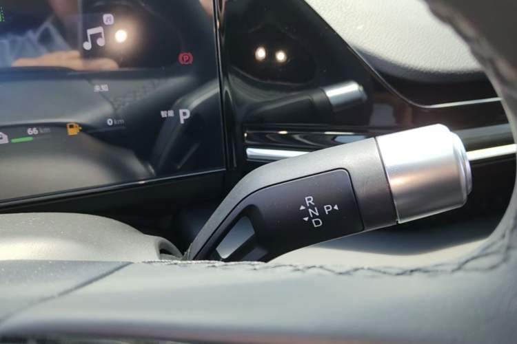 Used Geely Galaxy L6 2024 125km PLUS Dragon Edition Gear Lever