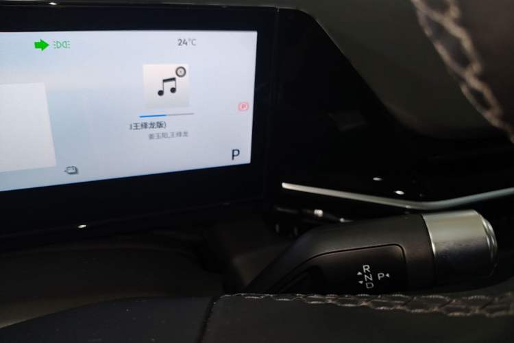 Used Geely Galaxy L6 2024 60km PLUS Dragon Edition Gear Lever