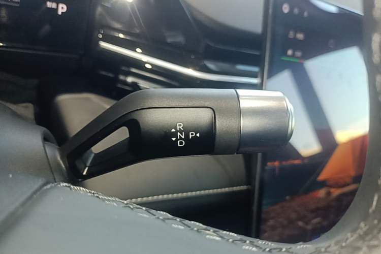 Used Geely Galaxy L6 2024 125km PLUS Dragon Edition Gear Lever