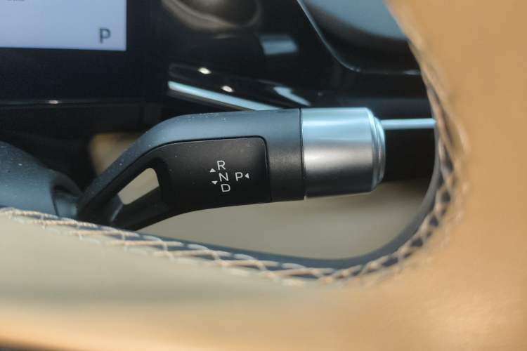 Used Geely Galaxy L6 2024 125km PLUS Dragon Edition Gear Lever