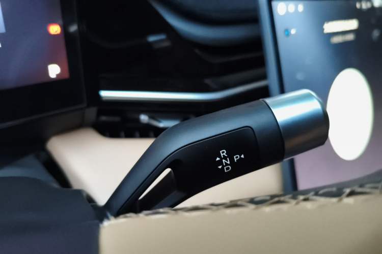 Used Geely Galaxy L6 2024 125km PLUS Dragon Edition Gear Lever
