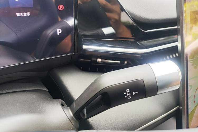 Used Geely Galaxy L6 2024 60km PLUS Dragon Edition Gear Lever