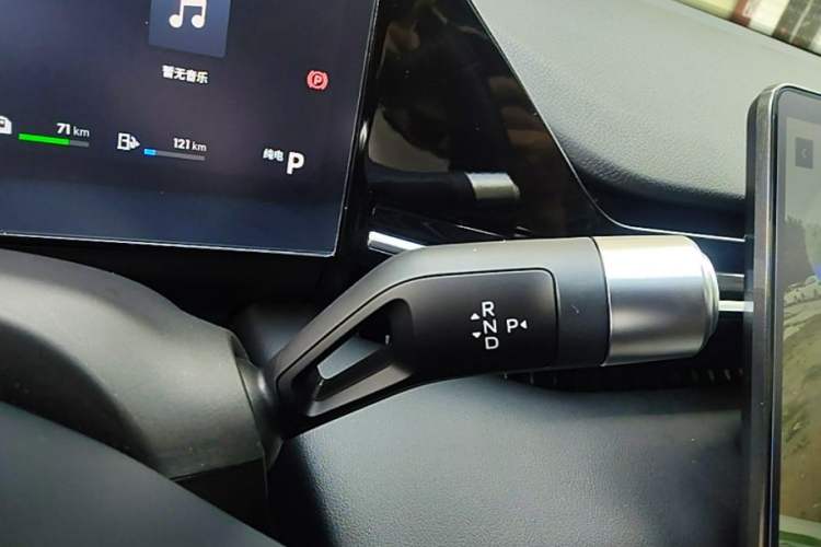 Used Geely Galaxy L6 2024 125km PLUS Dragon Edition Gear Lever