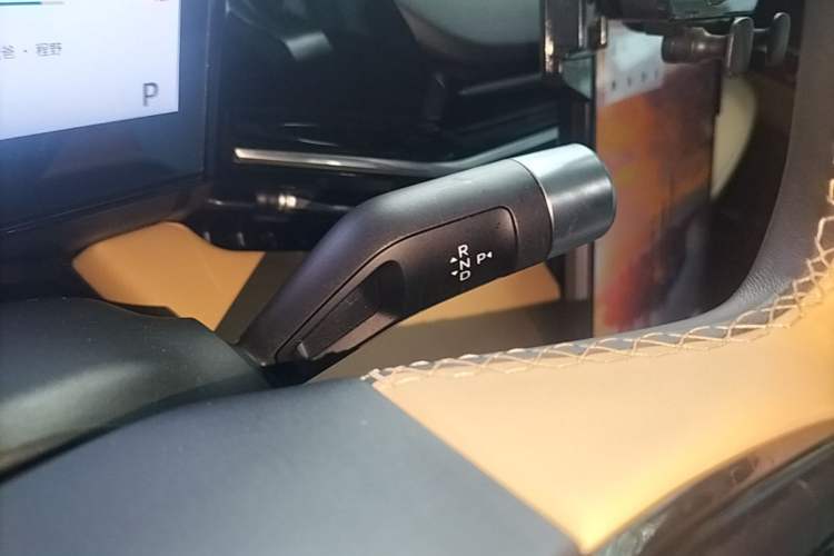 Used Geely Galaxy L6 2024 125km PLUS Dragon Edition Gear Lever