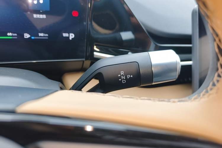 Used Geely Galaxy L6 2024 125km PLUS Dragon Edition Gear Lever