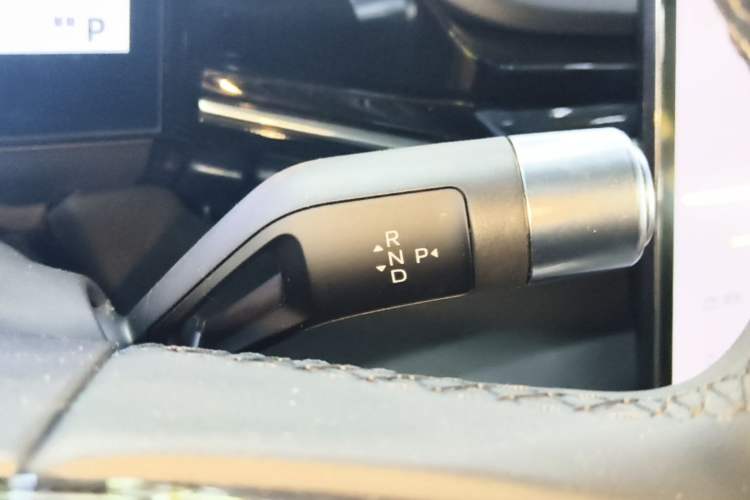 Used Geely Galaxy L6 2024 125km PLUS Dragon Edition Gear Lever