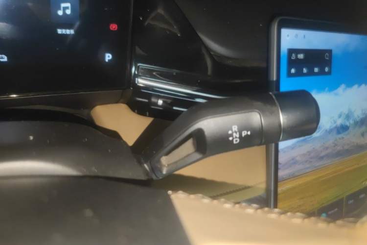 Used Geely Galaxy L6 2024 60km PLUS Dragon Edition Gear Lever