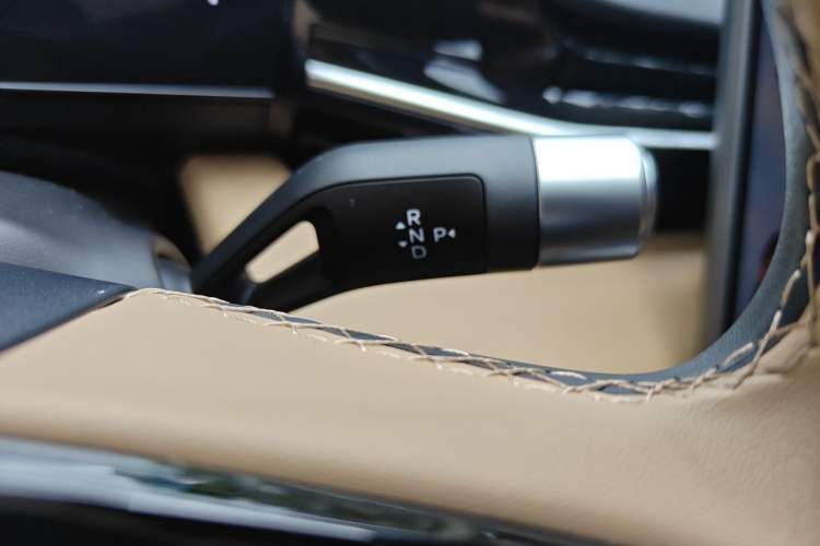 Used Geely Galaxy L6 2024 125km PLUS Dragon Edition Gear Lever