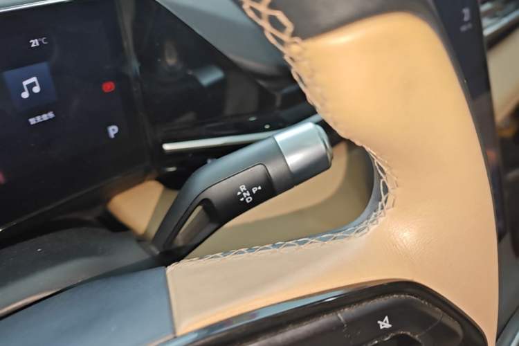 Used Geely Galaxy L6 2024 125km PLUS Dragon Edition Gear Lever