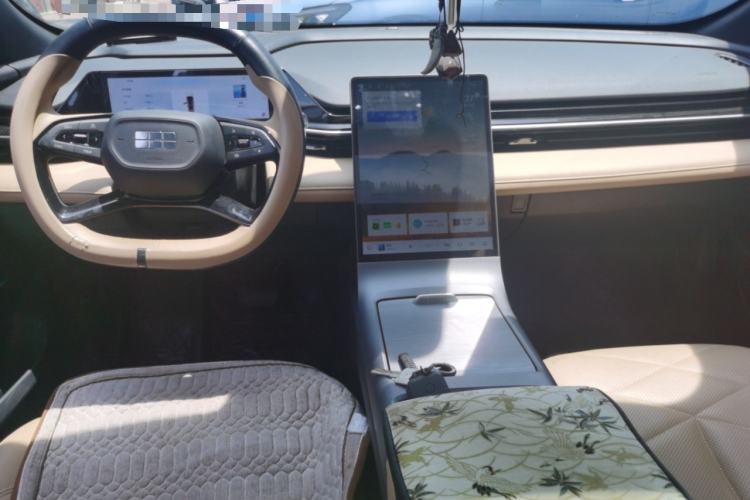 Used Geely Galaxy L6 2024 125km PLUS Dragon Edition Interior 2
