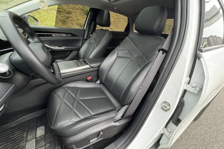 Used Geely Galaxy L6 2024 125km PLUS Dragon Edition Interior 2