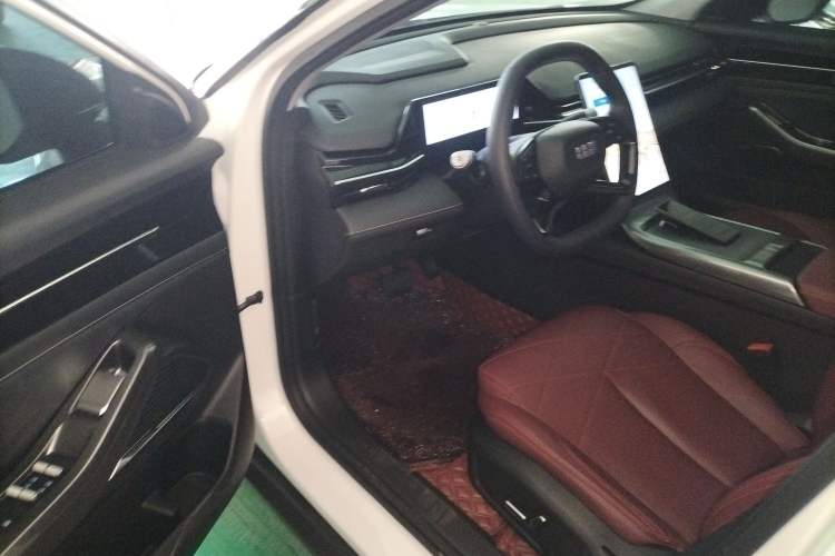 Used Geely Galaxy L6 2024 125km PLUS Dragon Edition Interior 3