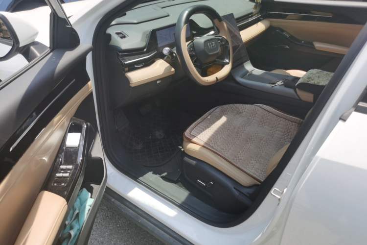 Used Geely Galaxy L6 2024 125km PLUS Dragon Edition Interior 3