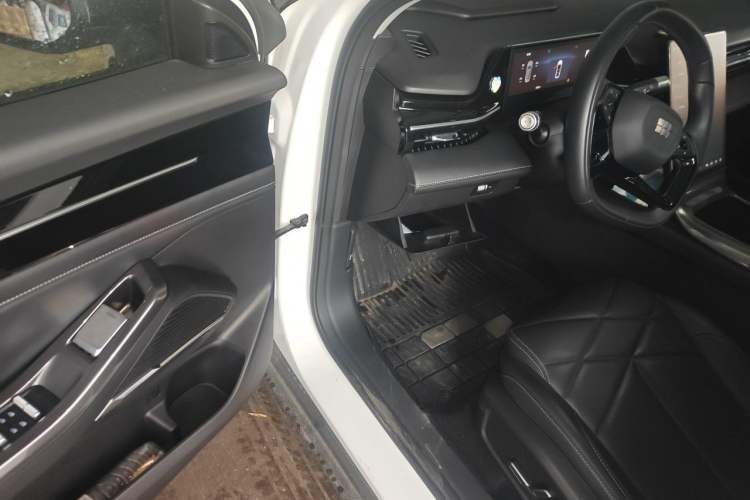 Used Geely Galaxy L6 2024 125km PLUS Dragon Edition Interior 3