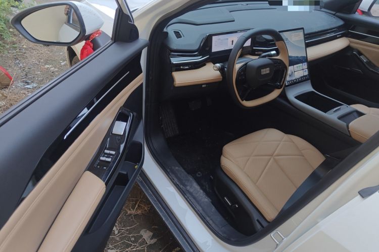 Used Geely Galaxy L6 2024 125km PLUS Dragon Edition Interior 3