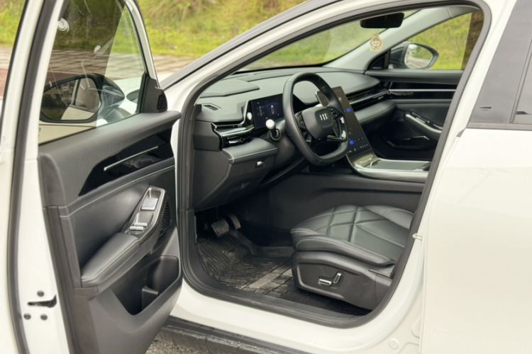 Used Geely Galaxy L6 2024 125km PLUS Dragon Edition Interior 4
