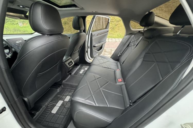 Used Geely Galaxy L6 2024 125km PLUS Dragon Edition Interior 5