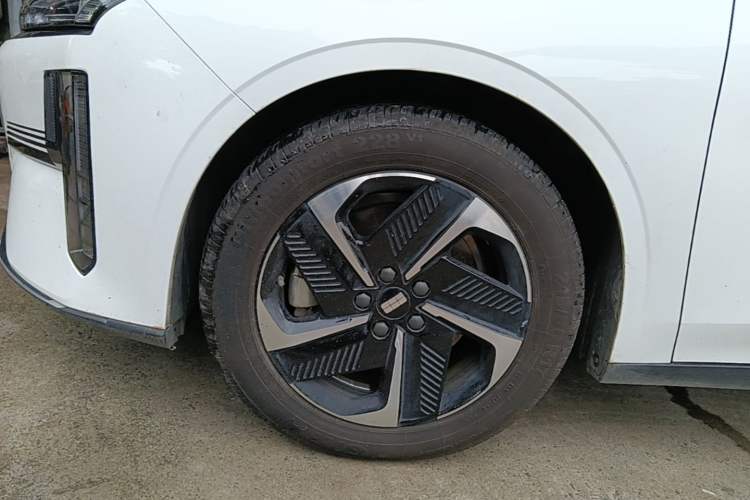 Used Geely Galaxy L6 2024 125km PLUS Dragon Edition Left Front Wheel Hub