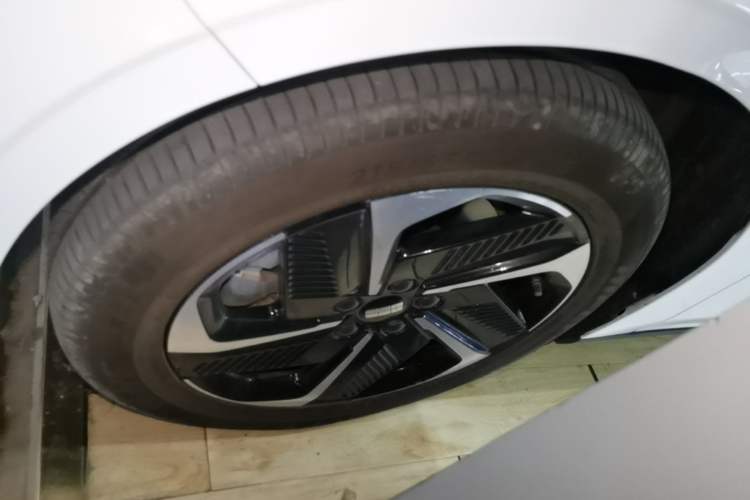 Used Geely Galaxy L6 2024 125km PLUS Dragon Edition Left Front Wheel Hub