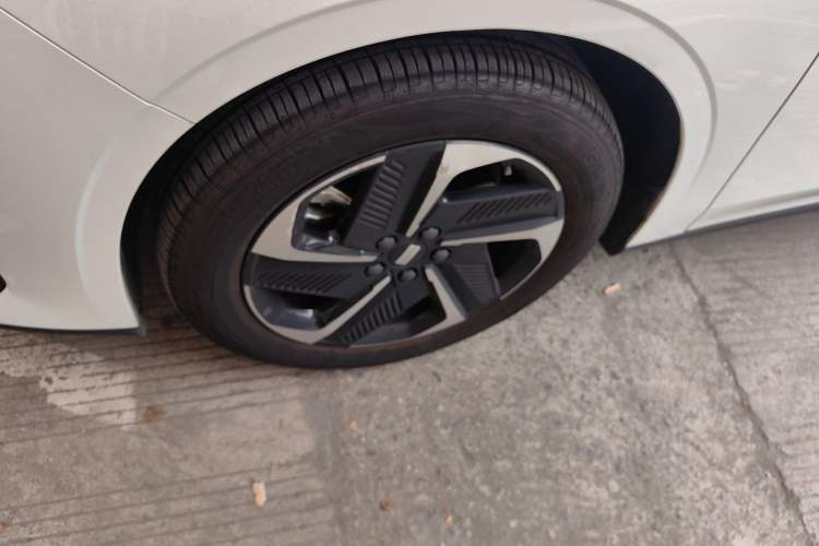 Used Geely Galaxy L6 2024 125km PLUS Dragon Edition Left Front Wheel Hub