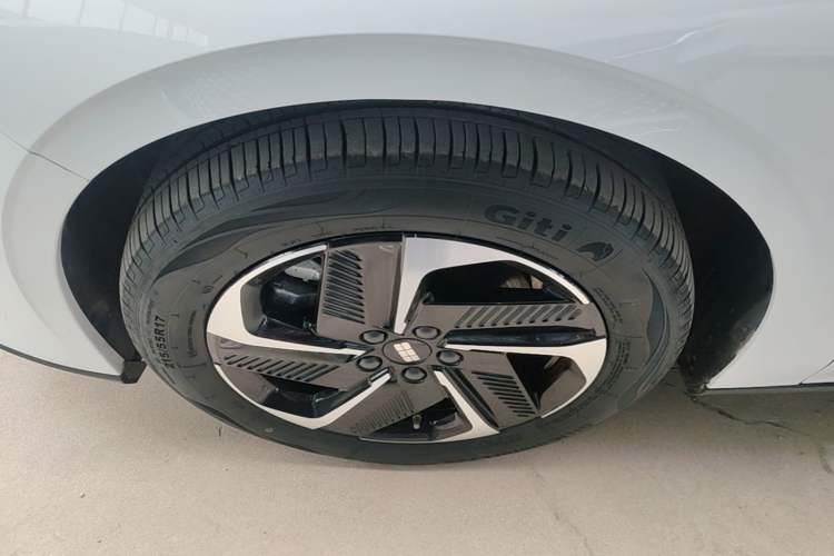 Used Geely Galaxy L6 2024 125km PLUS Dragon Edition Left Front Wheel Hub