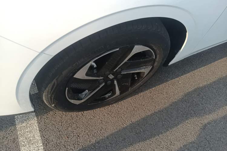 Used Geely Galaxy L6 2024 125km PLUS Dragon Edition Left Front Wheel Hub