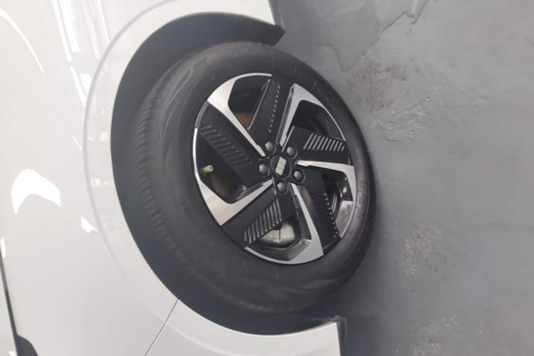 Used Geely Galaxy L6 2024 125km PLUS Dragon Edition Left Front Wheel Hub