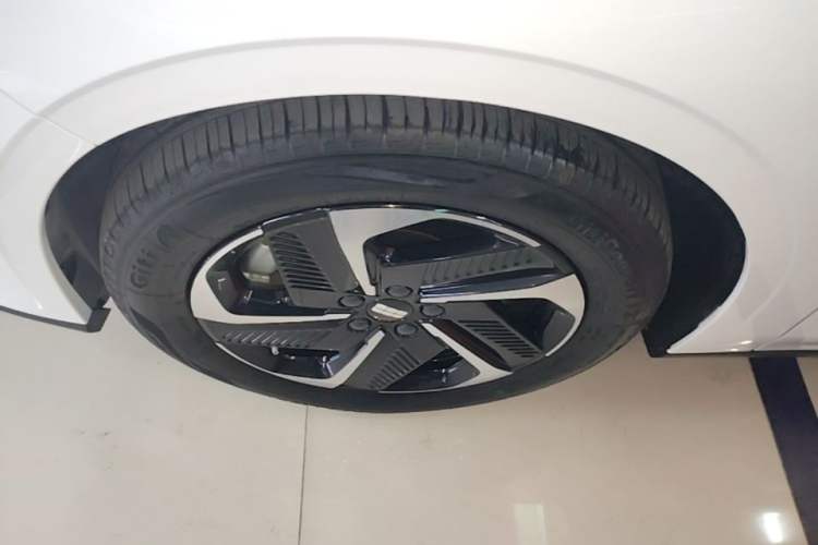 Used Geely Galaxy L6 2024 125km PLUS Dragon Edition Left Front Wheel Hub