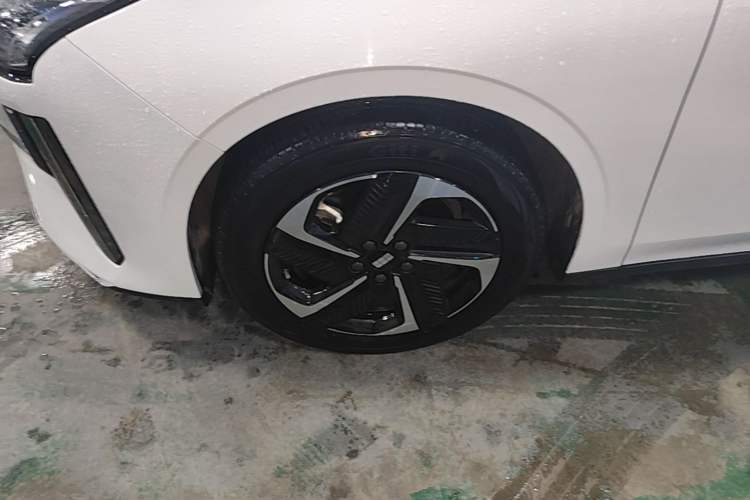 Used Geely Galaxy L6 2024 125km PLUS Dragon Edition Left Front Wheel Hub