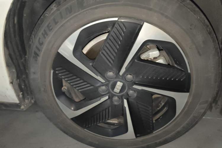 Used Geely Galaxy L6 2024 125km PLUS Dragon Edition Right Front Wheel Hub