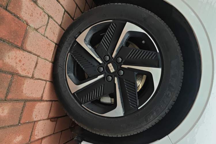 Used Geely Galaxy L6 2024 125km PLUS Dragon Edition Right Front Wheel Hub