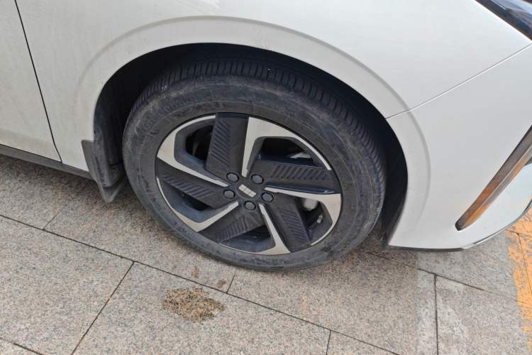 Used Geely Galaxy L6 2024 125km PLUS Dragon Edition Right Front Wheel Hub