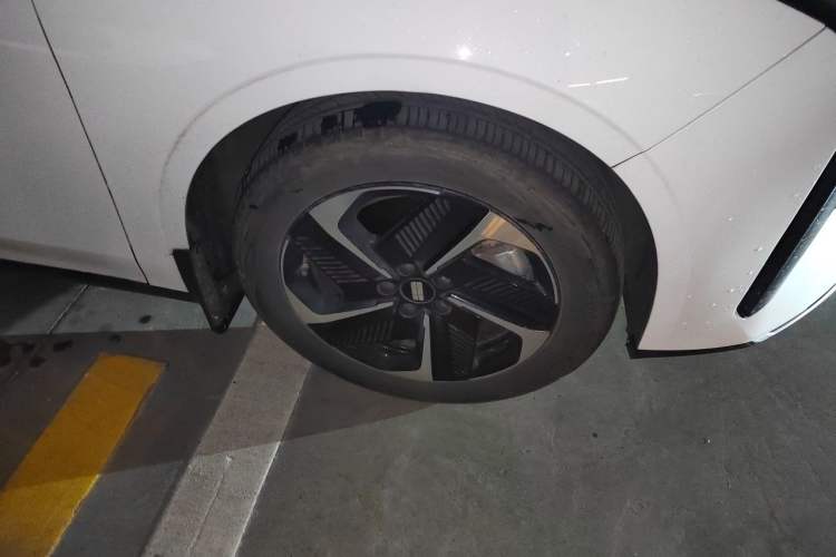 Used Geely Galaxy L6 2024 125km PLUS Dragon Edition Right Front Wheel Hub