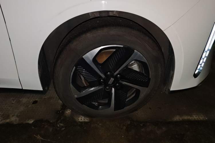 Used Geely Galaxy L6 2024 125km PLUS Dragon Edition Right Front Wheel Hub