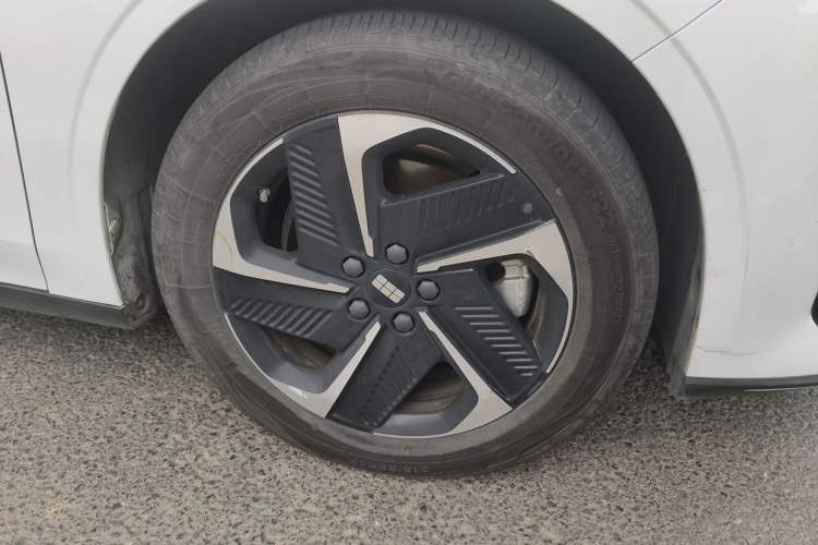 Used Geely Galaxy L6 2024 125km PLUS Dragon Edition Right Front Wheel Hub