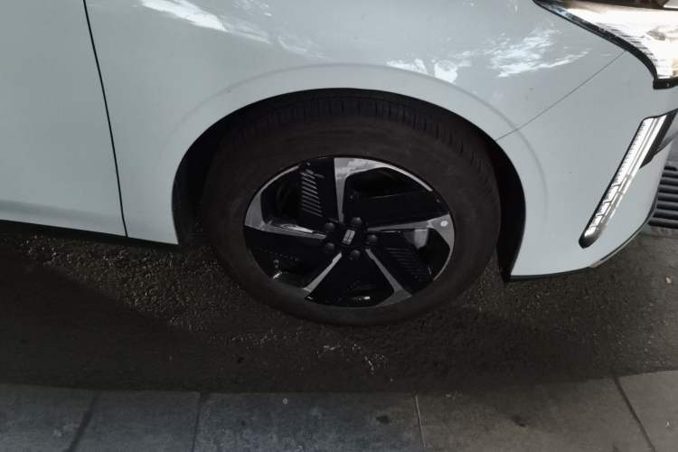 Used Geely Galaxy L6 2024 125km PLUS Dragon Edition Right Front Wheel Hub