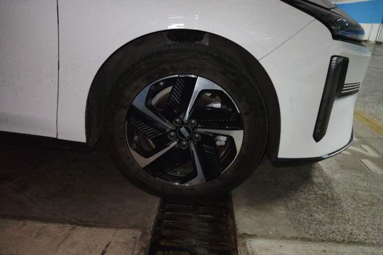 Used Geely Galaxy L6 2024 125km PLUS Dragon Edition Right Front Wheel Hub