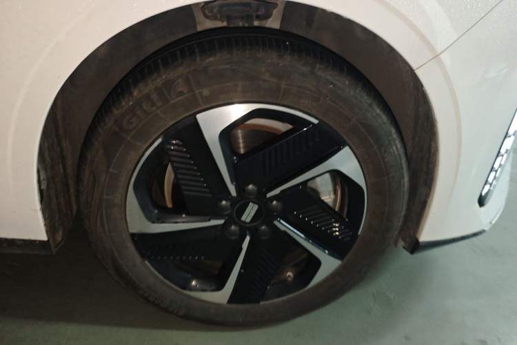 Used Geely Galaxy L6 2024 125km PLUS Dragon Edition Right Front Wheel Hub