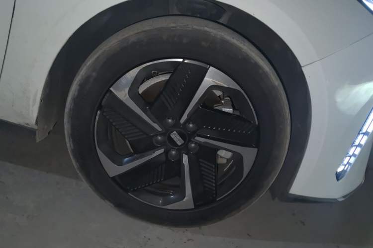 Used Geely Galaxy L6 2024 125km PLUS Dragon Edition Right Front Wheel Hub