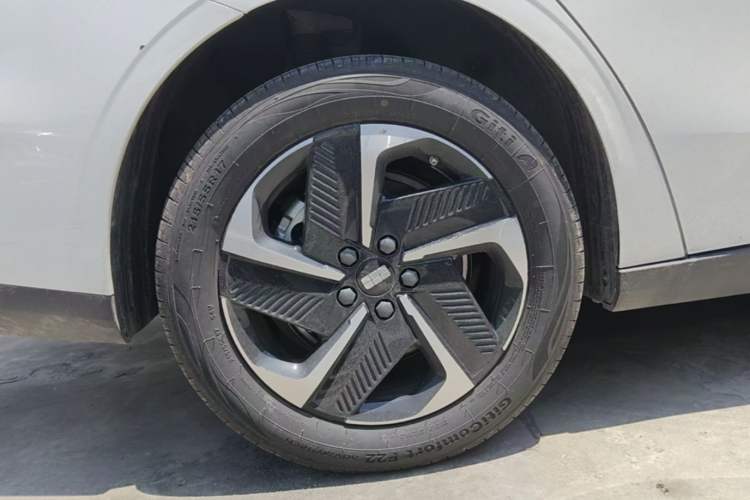Used Geely Galaxy L6 2024 125km PLUS Dragon Edition Right Rear Wheel Hub