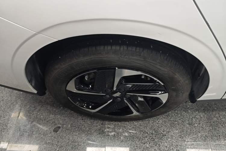 Used Geely Galaxy L6 2024 125km PLUS Dragon Edition Right Rear Wheel Hub