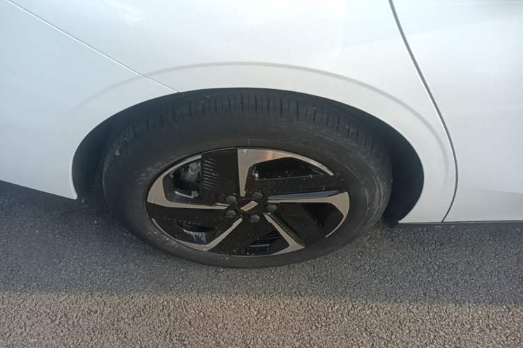 Used Geely Galaxy L6 2024 125km PLUS Dragon Edition Right Rear Wheel Hub
