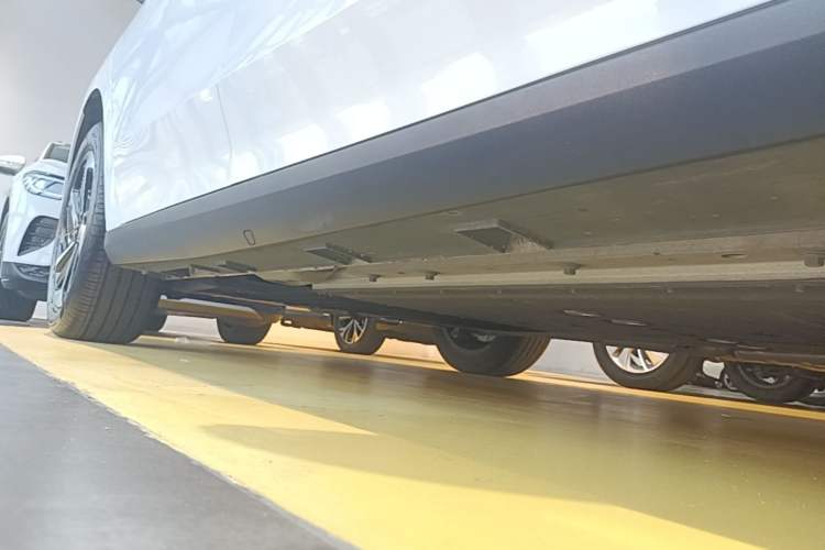 Used Geely Galaxy L6 2024 125km PLUS Dragon Edition Right Side Sill
