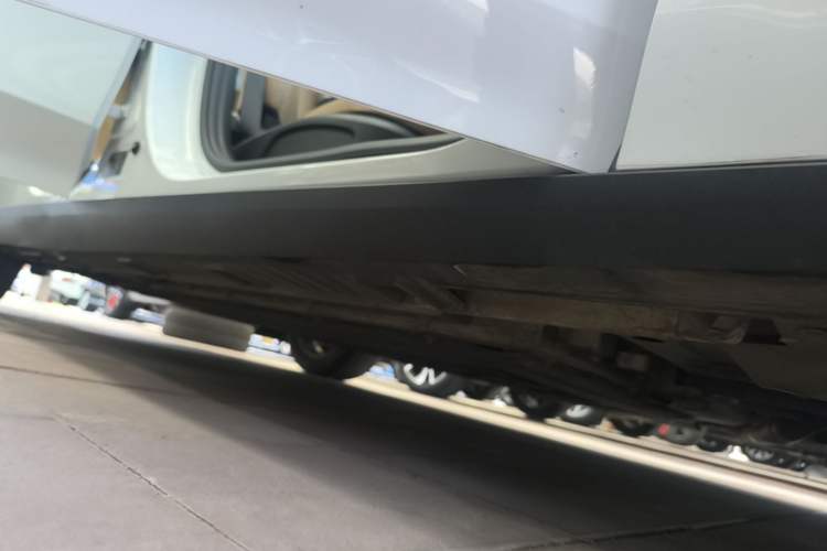 Used Geely Galaxy L6 2024 125km PLUS Dragon Edition Right Side Sill