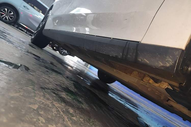 Used Geely Galaxy L6 2024 125km PLUS Dragon Edition Right Side Sill