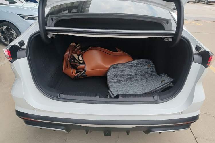 Used Geely Galaxy L6 2024 125km PLUS Dragon Edition Trunk